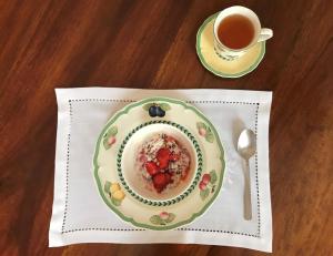 un plato de comida en una mesa con una taza de café en Hotel Belvedere, en Guatemala