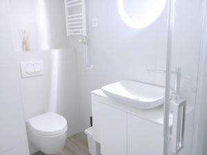 Ванна кімната в NEW Central Light Apartment with Private Parking