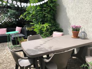 stół i krzesła na patio z roślinami w obiekcie Villa Zakoniczynka w Gdańsku