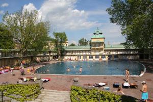 Bazén v ubytování College Garden Hotel nebo v jeho okolí