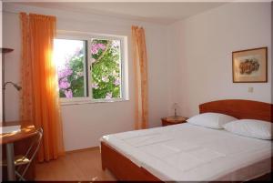 Posteľ alebo postele v izbe v ubytovaní Apartmani Ivić Paka Rab