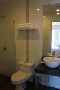 Bilik mandi di Atrium Miraflores Hotel