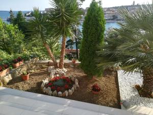 Vonkajšia záhrada v ubytovaní Apartmani Ivić Paka Rab