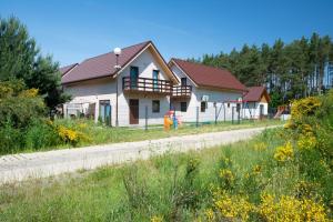 a house on the side of a road at Domki Apartamentowe Kierunek Rozewie in Jastrzębia G&oacute;ra