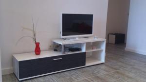 Televízia a/alebo spoločenská miestnosť v ubytovaní Apartmani Ivić Paka Rab