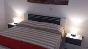Posteľ alebo postele v izbe v ubytovaní Apartmani Ivić Paka Rab