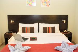 Una cama o camas en una habitación de San Pedro Palace Hotel