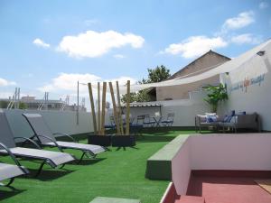 ヘレス・デ・ラ・フロンテーラにあるLife Apartments Guadaleteの屋上のパティオ(椅子、芝生付)