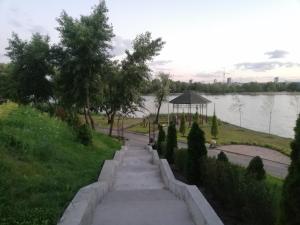 Výhled na řeku, která protéká v blízkosti hotelu