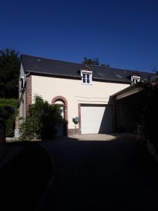 Casa blanca con garaje y entrada en la ville à la campagne, en Lisieux