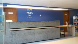 um sinal na parede de uma loja em Happy Hotel Pajuçara em Maceió