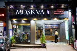 un hombre parado frente a una tienda de moshiya en Moskva Hotel en Madurai