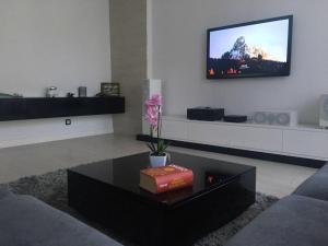 En tv och/eller ett underhållningssystem på Luksusowy Apartament w centrum 110m2