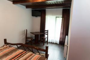 En eller flere senge i et værelse på Pensiunea Roxana