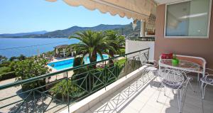 d'un balcon avec une table et des chaises, ainsi que d'une piscine. dans l'établissement Coral Suite, à PalaiónTsiflíkion