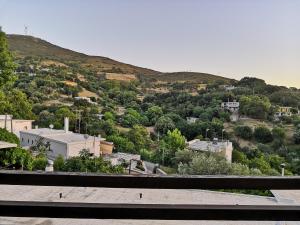 uma vista para uma cidade com uma colina em Giataki em Caristo