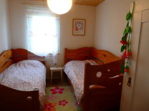 a bedroom with two beds and a window at Ferienwohnung Bodensee Bullerbü in Eigeltingen