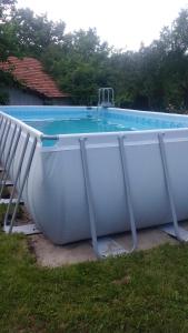 une grande baignoire blanche à côté de la piscine dans l'établissement Bilkarskata Kashta, à Gorsko Slivovo