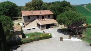 eine Luftansicht eines Hauses mit Hof in der Unterkunft Locanda il Boschetto in Volterra