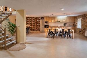 cocina y comedor con mesa y sillas en CASA GOMARIS, en Zas