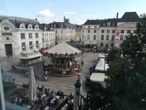 Afbeelding uit fotogalerij van Appartement avec belle vue sur la place du Martroi in Orléans