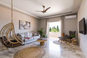 uma sala de estar com um sofá e uma cadeira em Rarakos Houses Corfu em Corfu Town