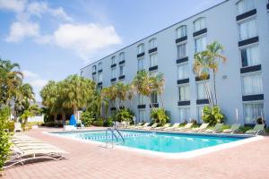 羅德岱堡的住宿－Plaza Hotel Fort Lauderdale，大楼前设有游泳池的酒店