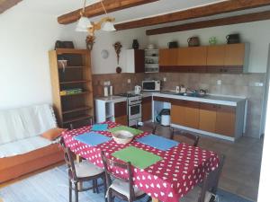 Una cocina o cocineta en Usedlost pod javorem