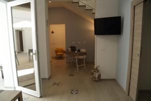a hallway with a table and a desk in a room at Terra d'amare in Castelluzzo