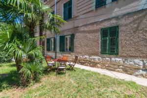Vonkajšia záhrada v ubytovaní Apartment Runko in Villa Emilia