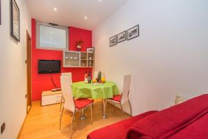 Televízia a/alebo spoločenská miestnosť v ubytovaní Apartment Runko in Villa Emilia