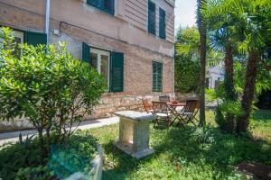 Vonkajšia záhrada v ubytovaní Apartment Runko in Villa Emilia