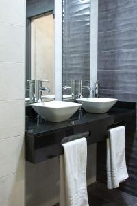 Baño con 2 lavabos y espejo en Pensión Laurel en Logroño