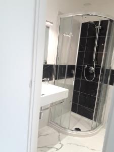 ein Badezimmer mit Dusche und Waschbecken in der Unterkunft DORA AUREA in Levanto
