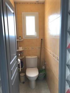 een kleine badkamer met een toilet en een raam bij Gîte les Randonneurs in Fontenay-le-Comte