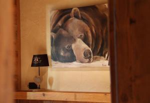 una pintura de un caballo colgando de una pared en Les Trompeurs chez Odette, en Cogne