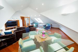A seating area at Apartamentos Villa Zoila Baiona