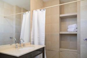 DEL SOL Apartamentos Salta في سالتا: حمام مع حوض ودش