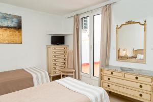 1 dormitorio con 2 camas, tocador y espejo en Hotel Marítimo Urban, en Alicante