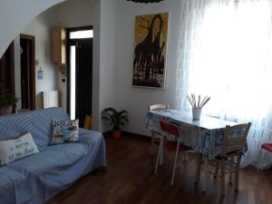 een woonkamer met een tafel en een bank bij La Giara in La Spezia +13 foto's