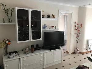 TV a/nebo společenská místnost v ubytování Apartamento entero en la playa san juan Benacantil
