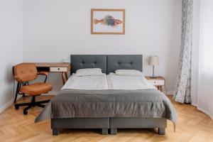 a bedroom with a bed and a desk and a chair at APARTEL Piaseczno in Piaseczno