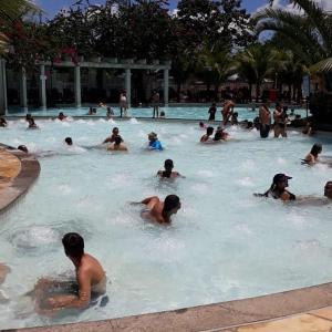 un gruppo di persone che nuotano in piscina di Hotel Lacquaa Diroma Fogão até 5 pessoas Piscinas 24h a Caldas Novas