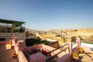 Blick auf die Stadt vom Balkon eines Gebäudes in der Unterkunft Dar Bab Jdid in Fès