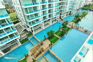 uma vista aérea de um complexo de apartamentos com duas piscinas em My resort HuaHin By U home em Hua Hin