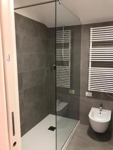 オルベテッロにあるCinema House Apartmentsのシャワー、トイレ、洗面台付きのバスルーム