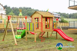 un parque infantil con una casa y un tobogán en Bakuriani Plaza - B413, en Bakuriani