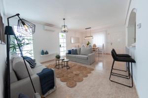 - un salon avec un canapé et une table dans l'établissement Villa Sunset, à Ciudad Quesada