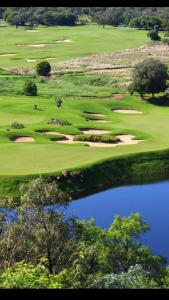 Elements golf reserve في بيلا بيلا: اطلالة جوية على ملعب قولف بجسم ماء