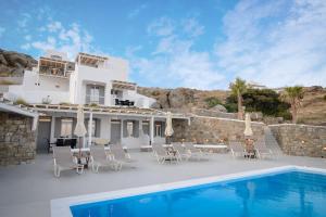 uma vista para uma villa com piscina em Mykonos4Islands Seaside Apartments em Kalo Livadi